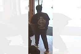 Wie herkent deze twee verdachten van een straatroof?