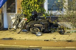 Automobilist vlucht na aanrijding met fietser en scooterrijder