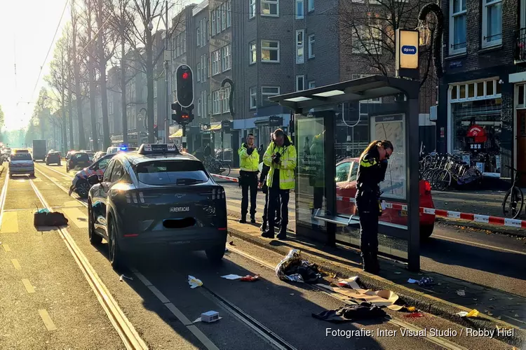 Taxichauffeur rijdt voetganger aan in Amsterdam