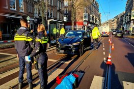 Taxichauffeur rijdt voetganger aan in Amsterdam