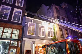 Brand in een woning aan de Wolvenstraat in Amsterdam-Centrum
