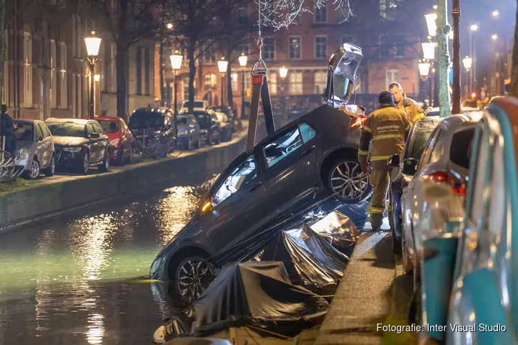 Auto rijdt gracht in, bestuurder vermoedelijk onder invloed
