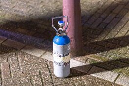 Auto rijdt gracht in, bestuurder vermoedelijk onder invloed