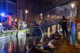 Auto rijdt gracht in, bestuurder vermoedelijk onder invloed