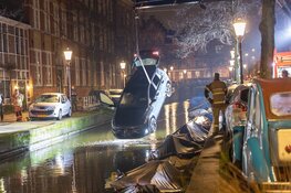 Auto rijdt gracht in, bestuurder vermoedelijk onder invloed