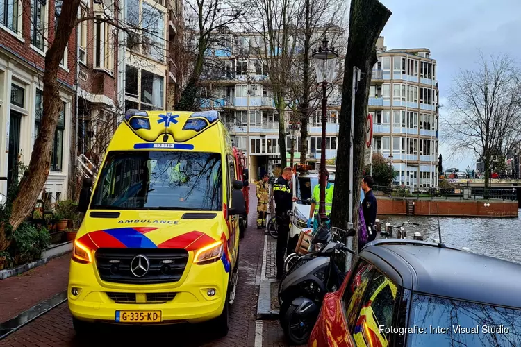 Verward persoon te water in gracht Amsterdam