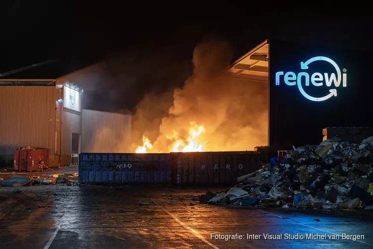 Grote brand bij afvalverwerker in Westelijk Havengebied