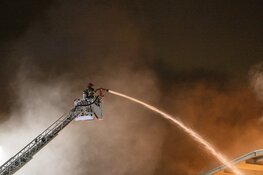 Grote brand bij afvalverwerker in Westelijk Havengebied