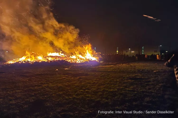 Bewoners Floradorp steken vreugdevuur toch aan ondanks verbod