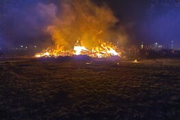 Bewoners Floradorp steken vreugdevuur toch aan ondanks verbod