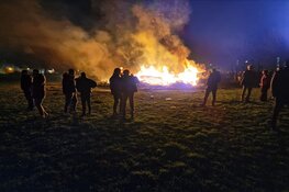 Bewoners Floradorp steken vreugdevuur toch aan ondanks verbod