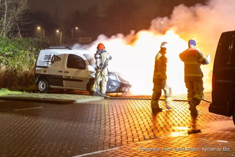 Twee auto&#39;s door brand verwoest op Sloterweg
