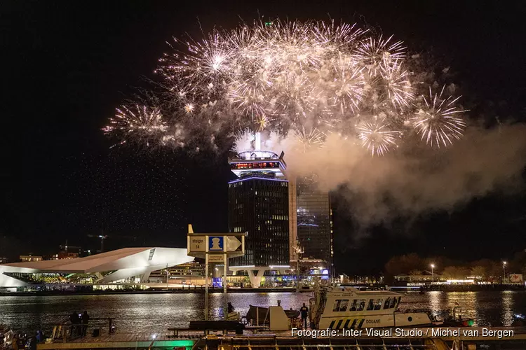 Grote publieke belangstelling voor uitgestelde vuurwerkshow boven het IJ