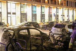 Auto en twee scooters verwoest door brand aan Voorburgstraat