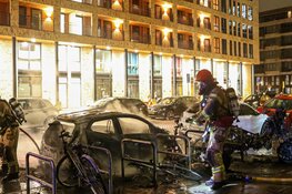 Auto en twee scooters verwoest door brand aan Voorburgstraat