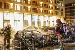 Auto en twee scooters verwoest door brand aan Voorburgstraat