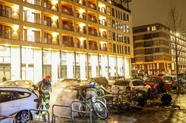 Auto en twee scooters verwoest door brand aan Voorburgstraat