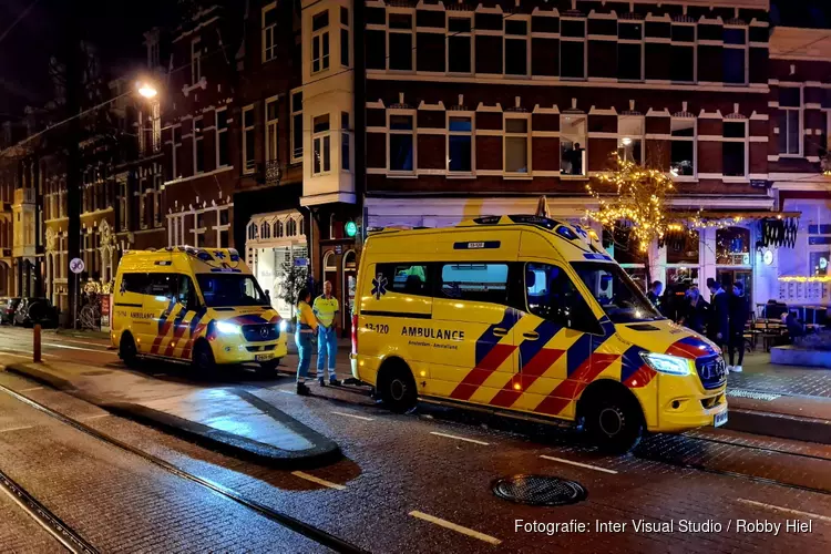 Gewonde vrouw aangetroffen bij Museumplein, politie zoekt verdachte