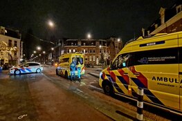 Gewonde vrouw aangetroffen bij Museumplein, politie zoekt verdachte