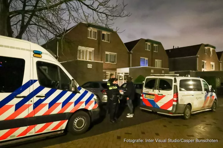 Bewoner betrapt inbrekers op heterdaad en raakt gewond; politie zoekt getuigen