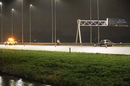 Auto botst tegen vangrail op de A1 bij Muiden