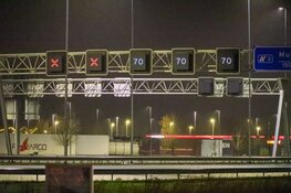 Auto botst tegen vangrail op de A1 bij Muiden