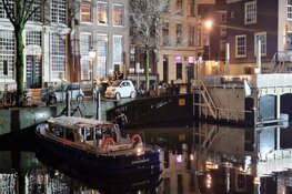 Man uit gracht gehaald door hulpdiensten