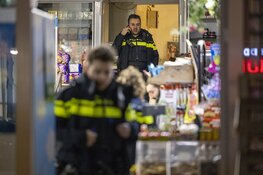 Overval op avondwinkel aan de Pieter Calandlaan in Amsterdam