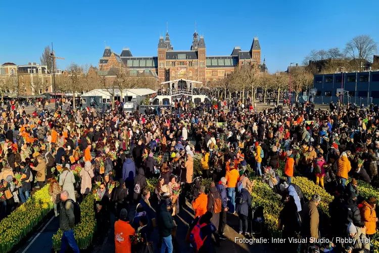 Drukte op Museumplein voor gratis bosje tulpen