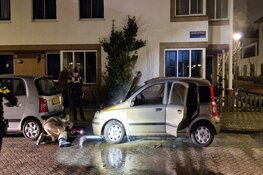 Auto door brand verwoest, vermoedelijk brandstichting