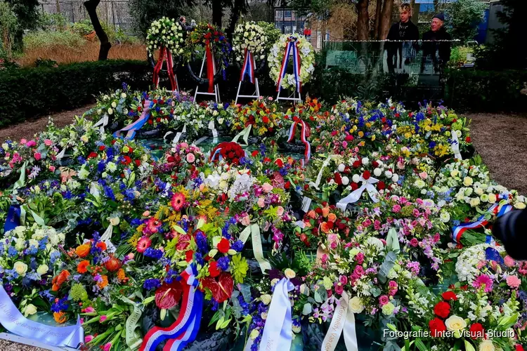 Bloemenzee en eindelijk weer publiek bij Nationale Holocaust Herdenking