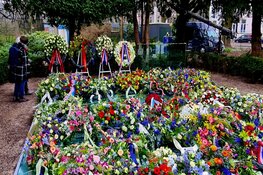 Bloemenzee en eindelijk weer publiek bij Nationale Holocaust Herdenking
