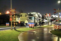 Vrachtwagen in botsing met trein in Amsterdam
