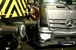 Vrachtwagen in botsing met trein in Amsterdam