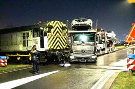 Vrachtwagen in botsing met trein in Amsterdam