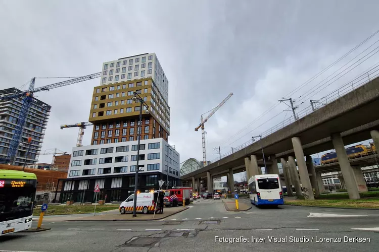 Zonnepanelen waaien van dak naast station Amsterdam Sloterdijk