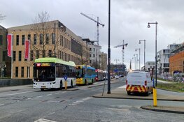 Zonnepanelen waaien van dak naast station Amsterdam Sloterdijk