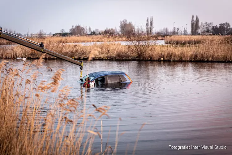 Auto te water in Amsterdam-Noord
