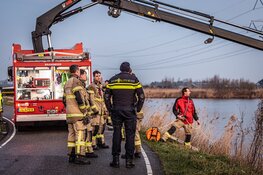 Auto te water in Amsterdam-Noord