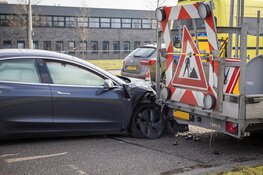 Automobilist botst achterop aanhanger wegwerkers in Amsterdam