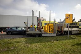 Automobilist botst achterop aanhanger wegwerkers in Amsterdam