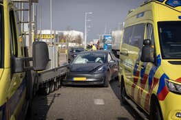 Automobilist botst achterop aanhanger wegwerkers in Amsterdam