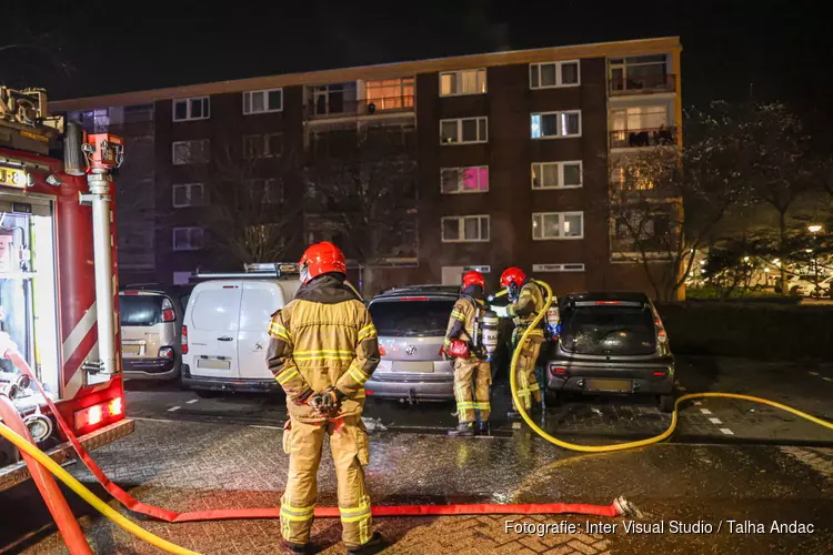 Auto in brand en steen door raam van woning aan de Dijkwater in Amsterdam-Noord