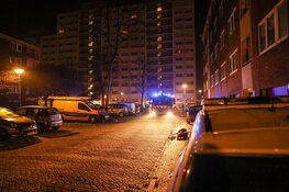 Auto in brand en steen door raam van woning aan de Dijkwater in Amsterdam-Noord