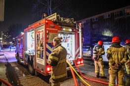 Auto in brand en steen door raam van woning aan de Dijkwater in Amsterdam-Noord