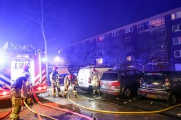 Auto in brand en steen door raam van woning aan de Dijkwater in Amsterdam-Noord