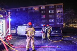 Auto in brand en steen door raam van woning aan de Dijkwater in Amsterdam-Noord