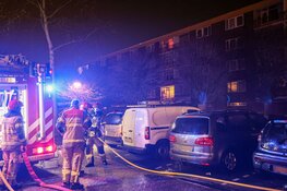 Auto in brand en steen door raam van woning aan de Dijkwater in Amsterdam-Noord