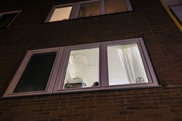 Auto in brand en steen door raam van woning aan de Dijkwater in Amsterdam-Noord