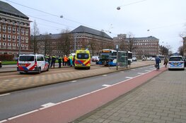 Botsing tussen auto en lijnbus op Minervaplein in Amsterdam